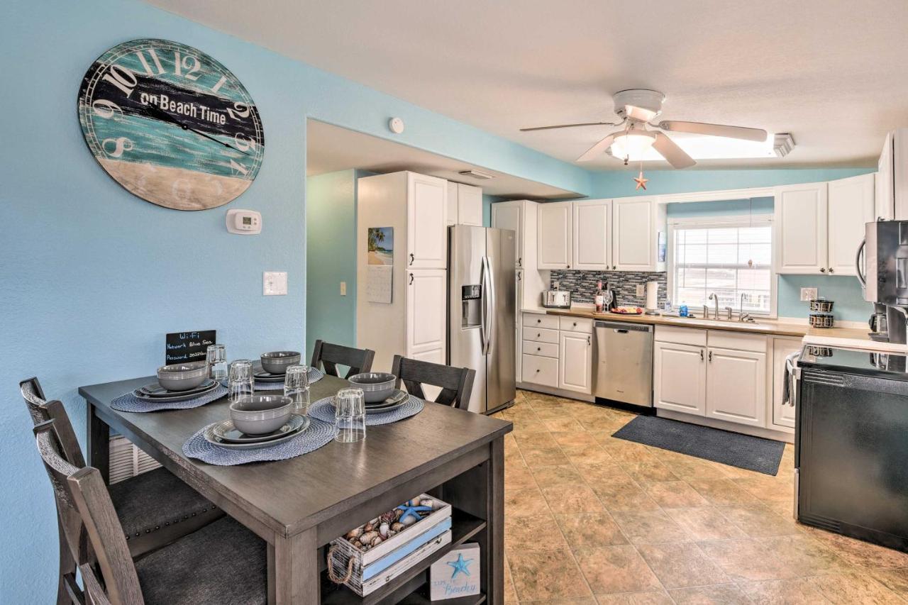 Surfside Beach Gem With Deck - 1 Block To Shore! Freeport Buitenkant foto