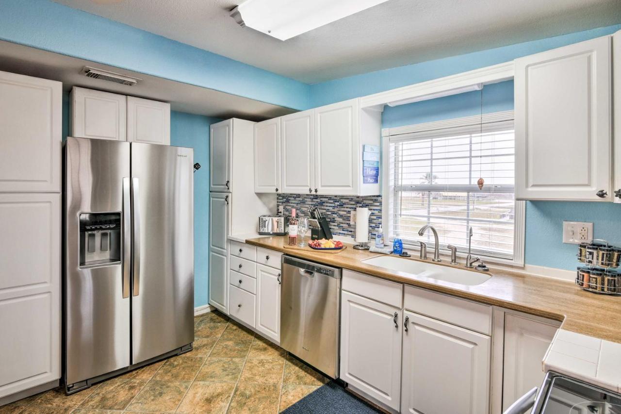 Surfside Beach Gem With Deck - 1 Block To Shore! Freeport Buitenkant foto