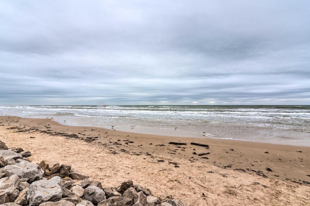 Surfside Beach Gem With Deck - 1 Block To Shore! Freeport Buitenkant foto