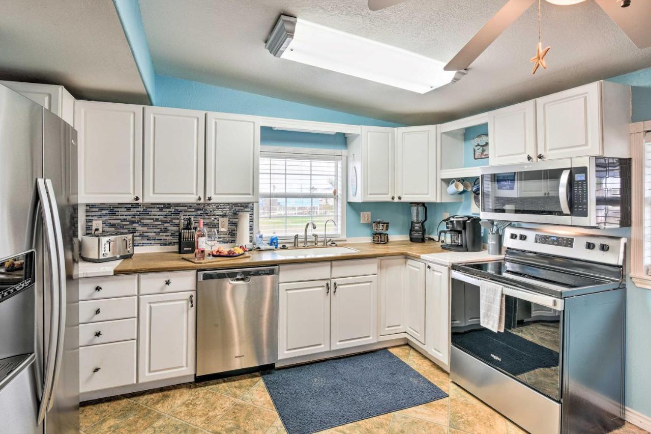 Surfside Beach Gem With Deck - 1 Block To Shore! Freeport Buitenkant foto