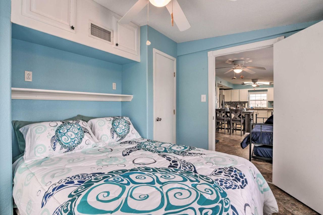Surfside Beach Gem With Deck - 1 Block To Shore! Freeport Buitenkant foto